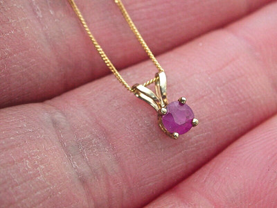 Rubinanhänger. 9 Karat Gold. Rund facettierter natürlicher Rubin. 0,20ct. Rubinkette. Rubin