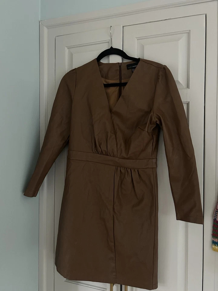 $226 Lucy Paris 女式棕色人造皮革长袖 V 领迷你连衣裙 S 码 — 第 3/4 张图片