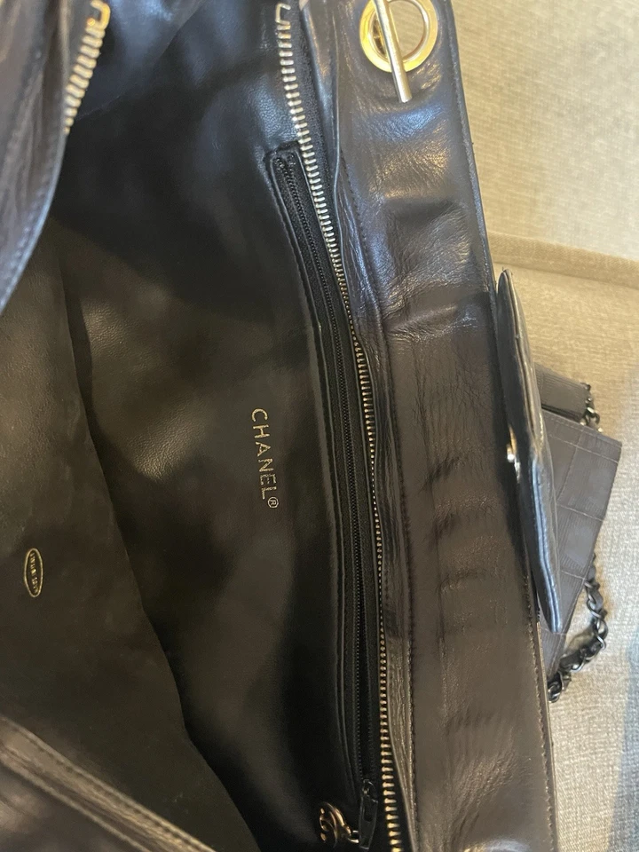 CHANEL Vintage Black Quilted Lambskin Shoulder Tote Bag – Gold Chain, 1980s - Image 4 of 4