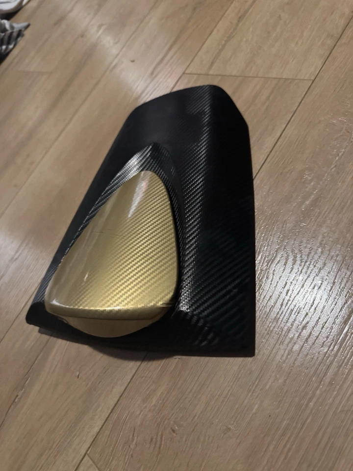 Capuz de assento traseiro Honda CBR600RR 2007–2012 – Envoltório de vinil aparência de carbono (centro dourado) - Imagem 2 de 4