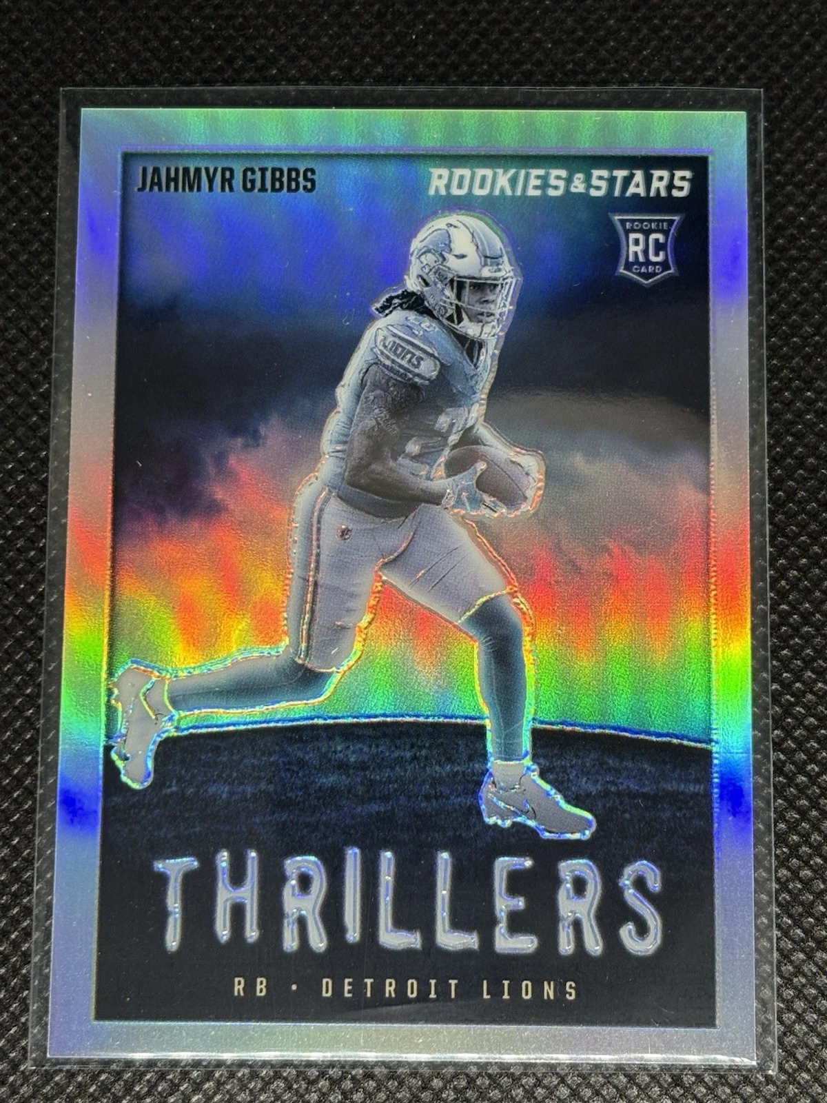2023 Panini Rookies & Stars - Thrillers Jahmyr Gibbs #TH-11 Silver Prizm (RC)