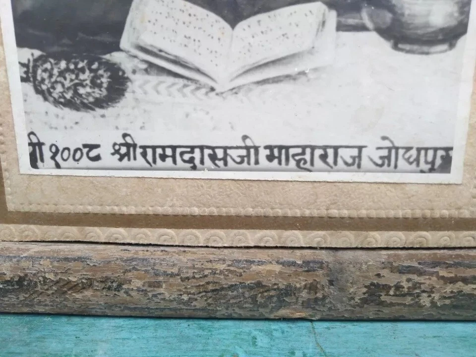 Marco de fotografía de la India hindú Saint Ramdas estampado en blanco y negro colgante de pared Foto 3 de 4