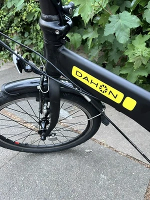 Dahon Hit 20" Wheels 11.6 kg Compact Unisex Matt Black Folding Bike {Alt Pedals} - Image 1 of 4