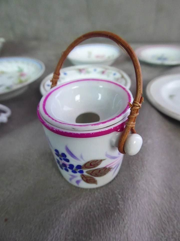 QUELQUES ELEMENTS DE DINETTE, anciens. Porcelaine et faïence. - Immagine 2 di 4