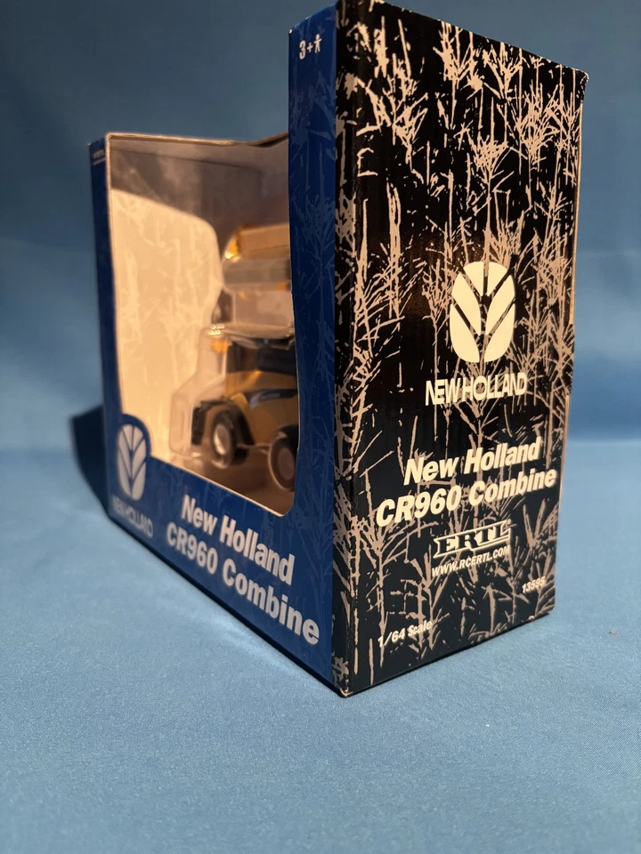 1/64 Ertl New Holland CR960 Combine with Dual Heads #13595, RC2 released in 2004 - Image 4 of 4