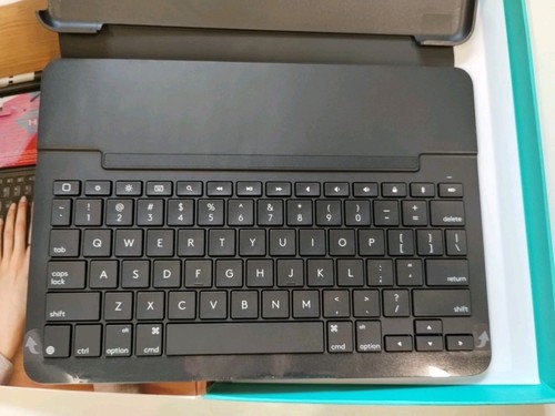 Logitech Slim Folio Keyboard Folio case for Apple iPad 7/8/9 Generation - Black - Picture 8 of 10