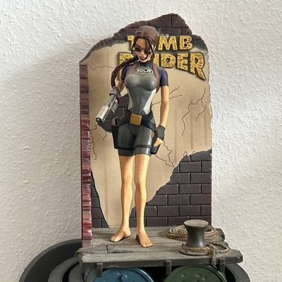 Tomb Raider in Jungle Outfit Figur / Actionfigur Playmates Lara Croft Diorama