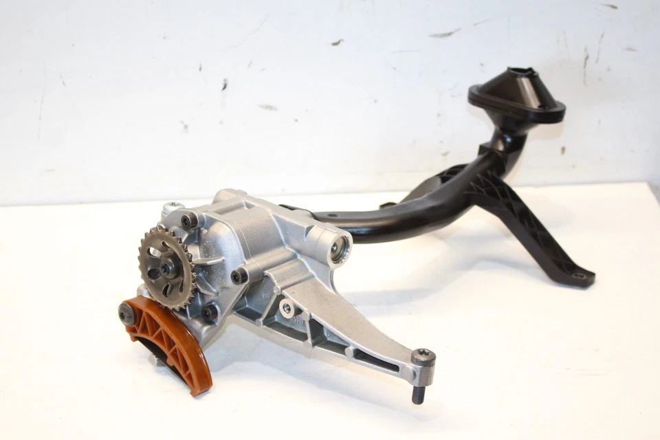 Bomba de aceite del motor Mercedes-Benz SLK280 2006-2011 con tubo de succión OEM Foto 2 de 4