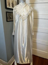 Ilise Steven’s Victorian Style Ivory Robe L