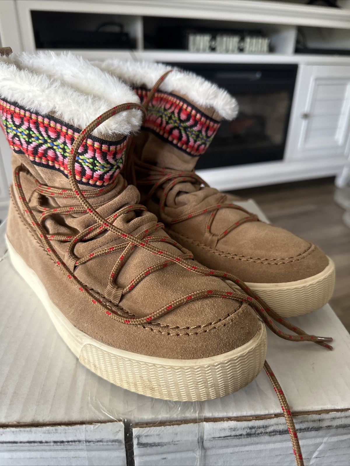 TOMS Moccasin Boots Women's Sz