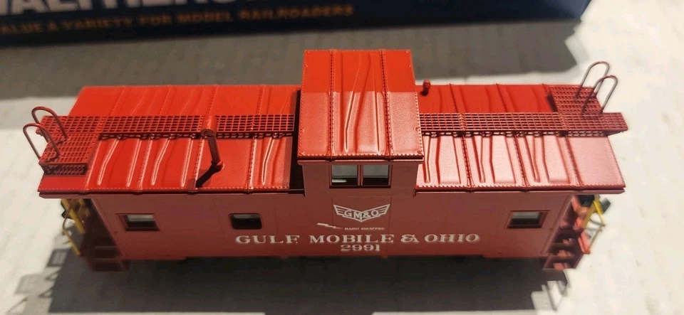 Walthers 910-8769 HO Scale International Wide-Vision Caboose GM&O #2991 - Image 4 of 4
