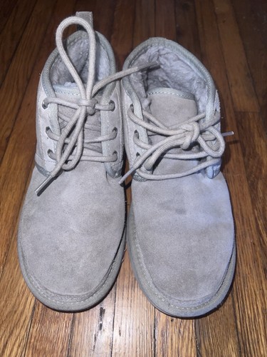 Scarpe stivaletti chukka UGG Neumel Oyster grigio pelle di pecora scamosciata taglia US 7