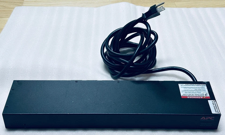 PDU para rack conmutada APC 8 puertos APC AP7900 conmutada 1U 12A 120V APC 8 tomas de corriente Foto 4 de 4