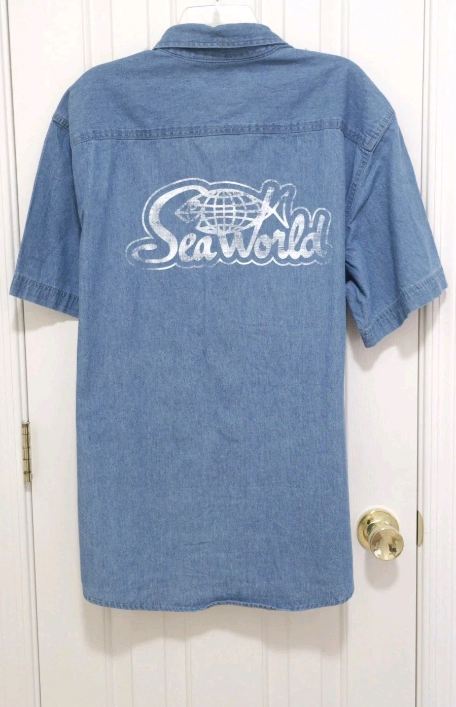 NEW VINTAGE Unisex Adult Sea World XL Blue Denim Shirt Button Short Sleeve Logo