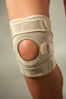 Kurze Neopren-Kniebandage mit integriertem Silikonring und Patellaaussparung