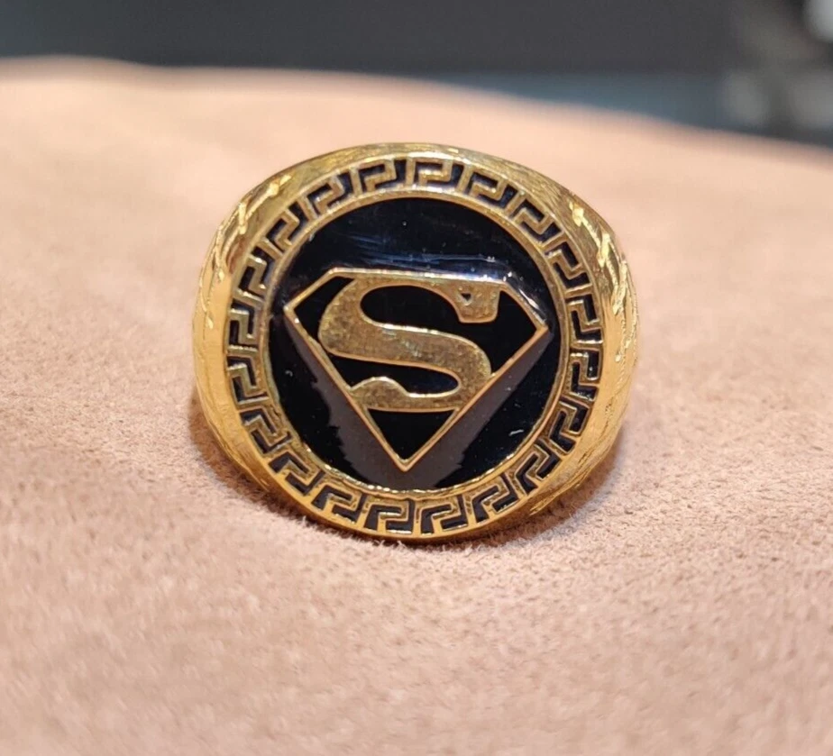 Anillo Clásico Super Man Esmalte Negro Patrón Sello con Superposición Dorada Foto 3 de 4