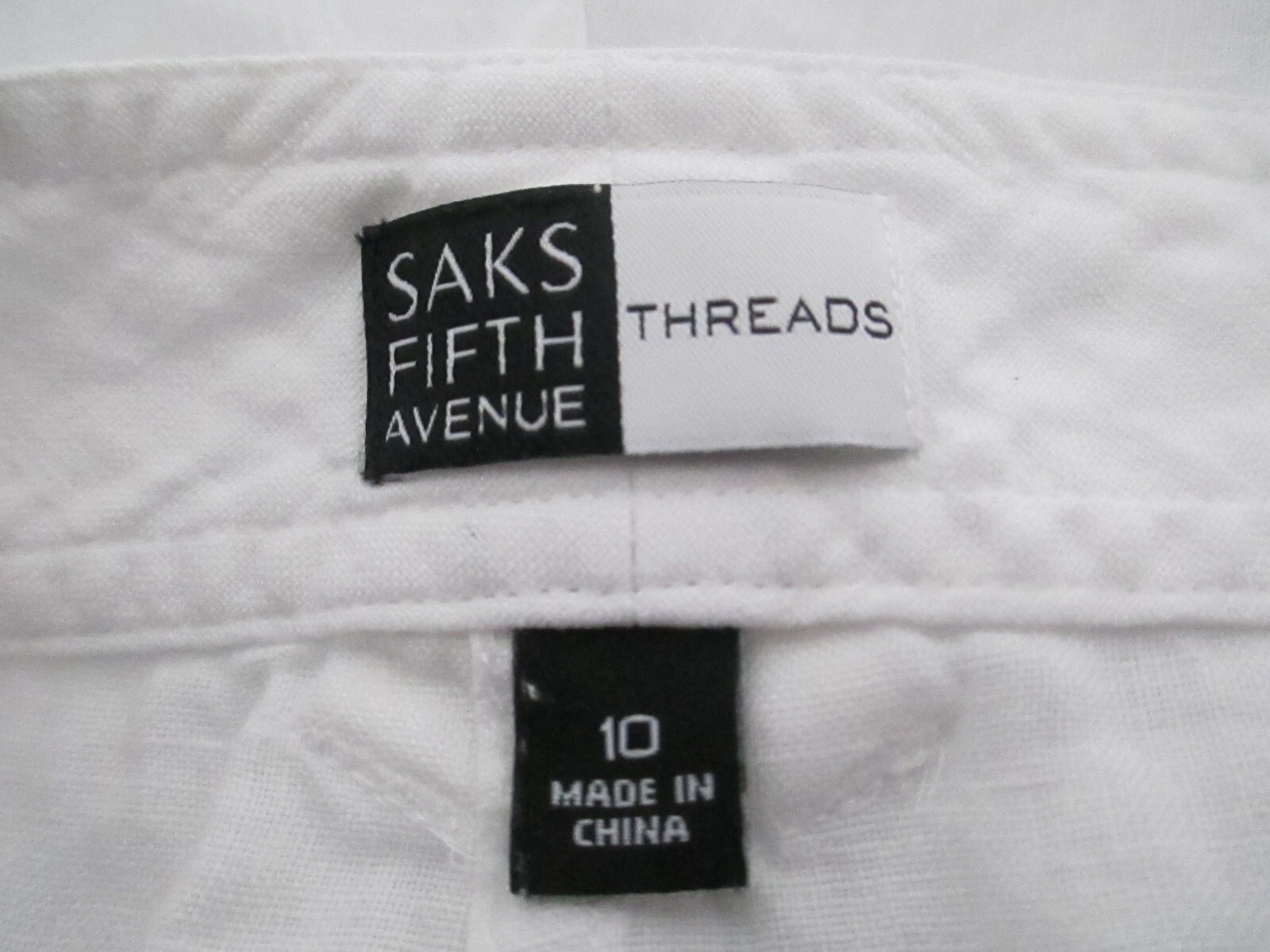 SAKS FIFTH AVENUE  🌸 SIZE 10==WHITE / BEACH PORTRAIT / LINEN CAPRI PANTS