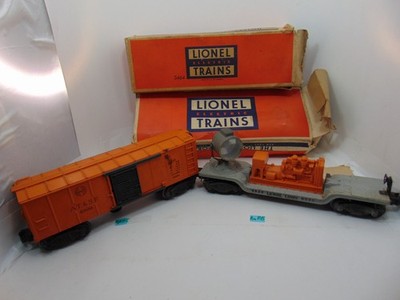 LIONEL EARLY POSTWAR A.T.&S.F. X 3464 BOX CAR & LIONEL 3620 ROTATING SEARCHLIGHT