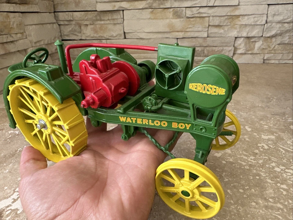 ERTL JOHN DEERE MODEL R WATERLOO BOY~#559~1:16 SCALE~MADE IN USA 1988~DIE CAST - Image 4 of 4