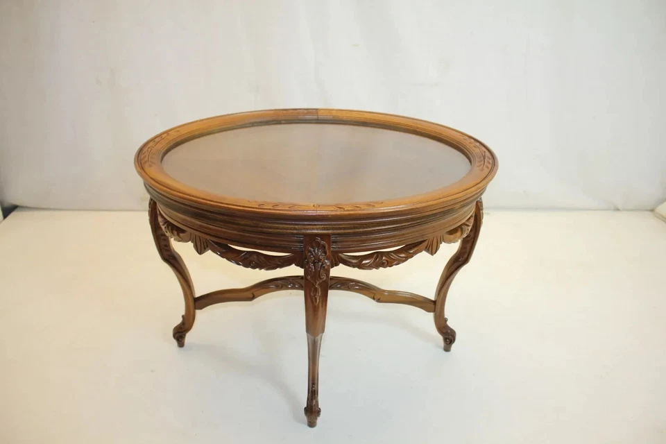 Mesa auxiliar de té con delantal de botines tallados con bandeja elevadora de nogal francés Luis XV Foto 3 de 4