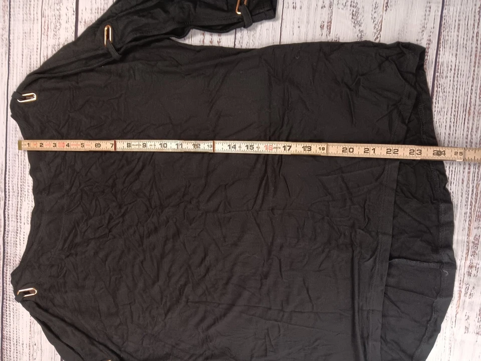 Женский маленький миниатюрный черный пуловер с заклепками на рукавах с вырезом лодочка  - Изображение 4 из 4