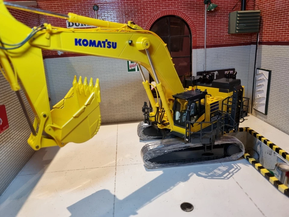 1:50 Komatsu PC1250-11 Backhoe Detailed Diecast Scale Model NZG 999 - Image 3 of 4