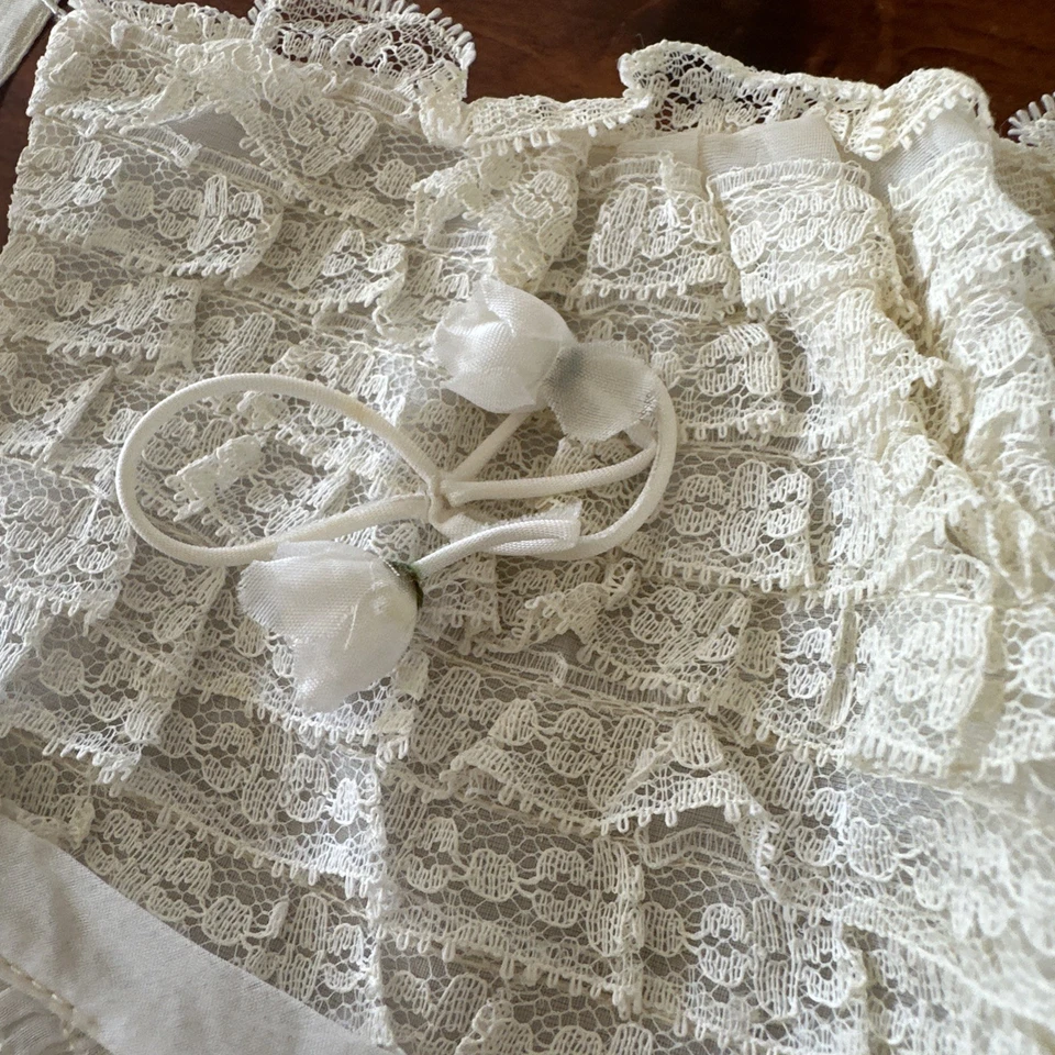 Gorro de encaje blanco bordado flor espalda abierta vintage bebé niña elegante con filas O Foto 3 de 4