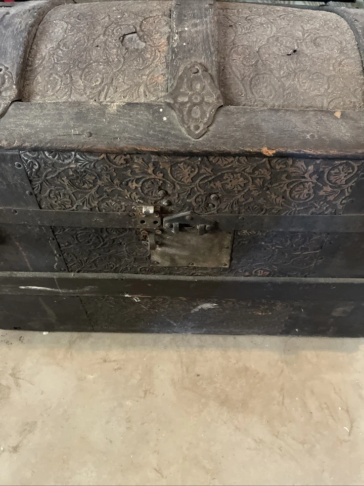 Vintage TRUNK ANTIQUE VICTORIAN HUMPBACK banded DOMED All Original 26x14 17 Tall - Image 2 of 4