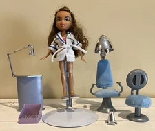 2003 MGA Bratz Stylin' Salon 'N' Spa FIANNA Doll and Accessories