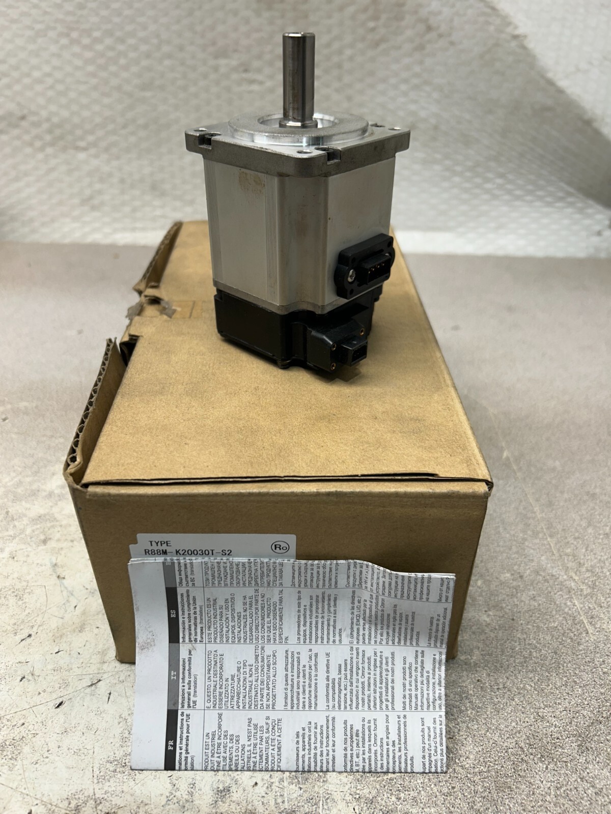 NEW IN BOX OMRON AC SERVO MOTOR R88M-K20030T-S3
