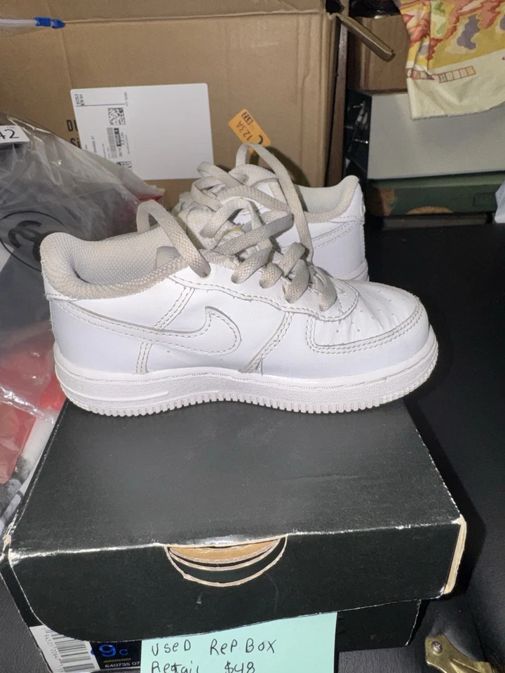 Tênis Nike infantil tamanho 9C triplo branco Air Force 1 baixo AF1 infantil DH2926-111 - Imagem 2 de 4