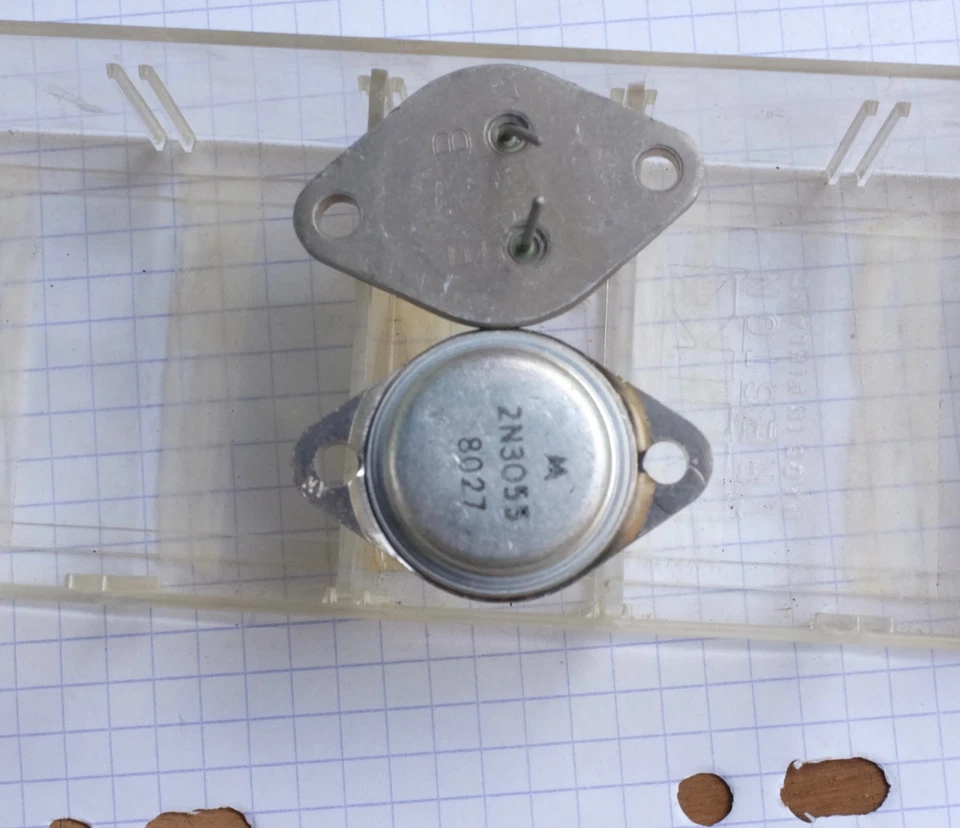 2x Motorola 2N3055 Transistor TO3. Prix pour un lot de 2 pièces.