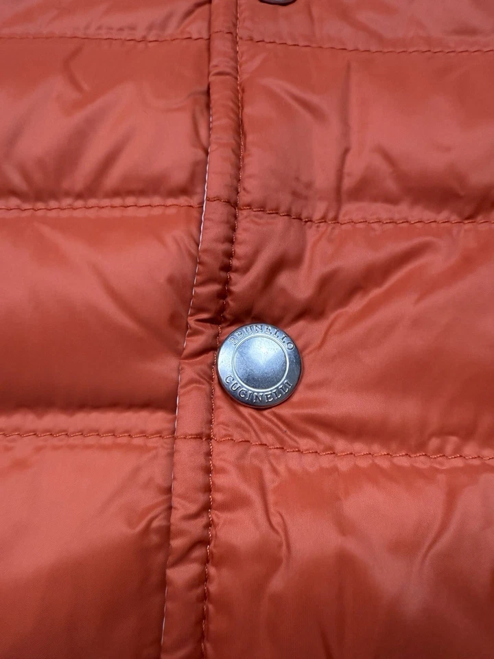 Chaleco acolchado Brunello Cucinelli de nailon/plumón de ganso - naranja - grande usado Foto 3 de 4