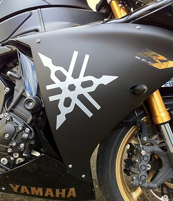 Adesivo Logo YAMAHA Diapason – Colori Metal – Replica Prespaziata – Made In Italy