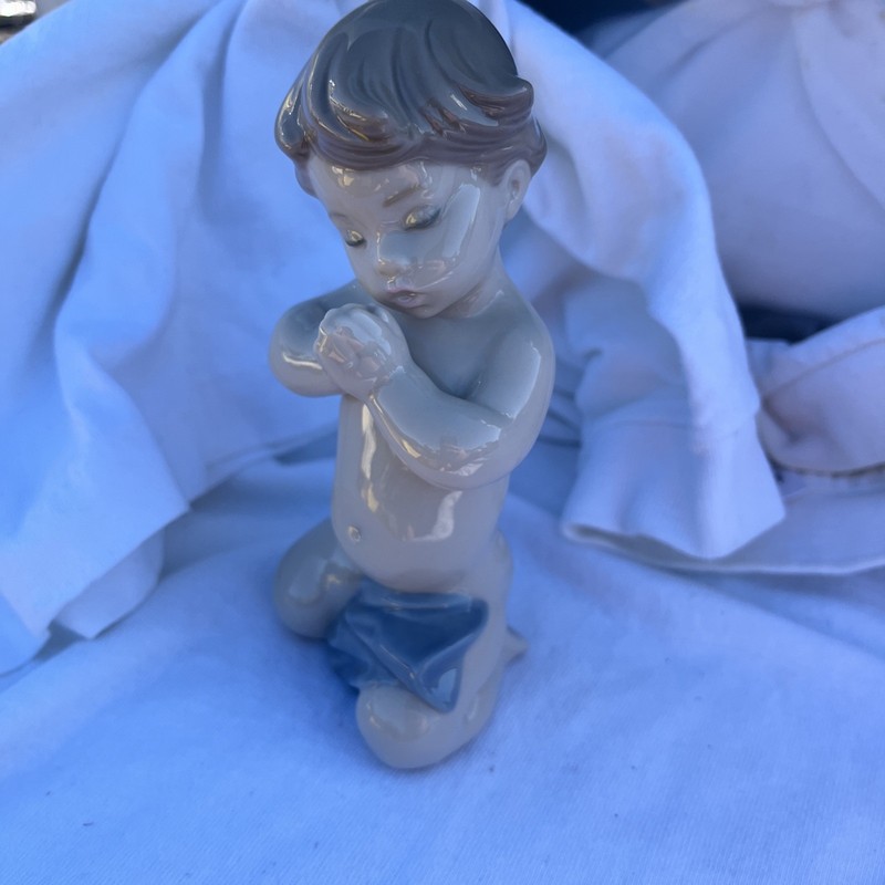 LLADRO Little boy figure #6496 "A Child's Prayer" porcelain, MINT condition