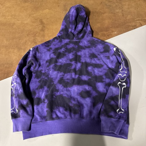 SUDADERA CON CAPUCHA TIE DYE PÚRPURA ESQUELETO MICKEY MOUSE PARQUES DE DISNEY TALLA M CORDÓN - Imagen 5 de 7