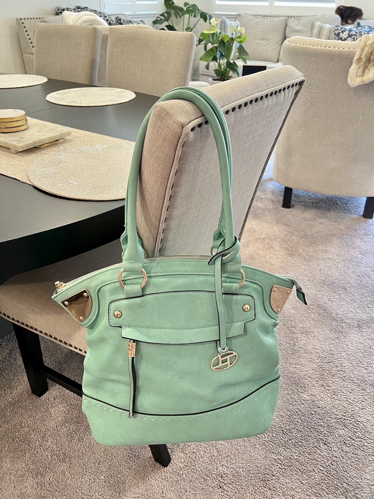 Stylish and Functional Handbag for Everyday Use-image