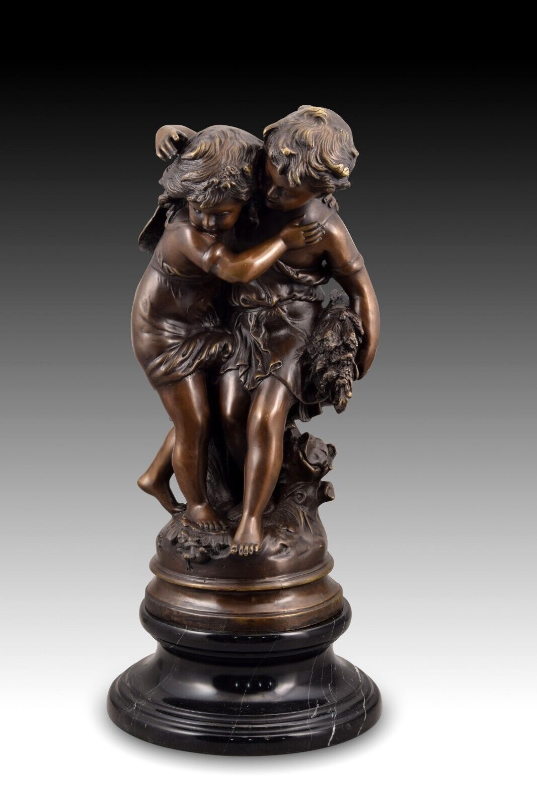 Niño y niña. Bronce, mármol. Después de Auguste Moreau (1834-1917).