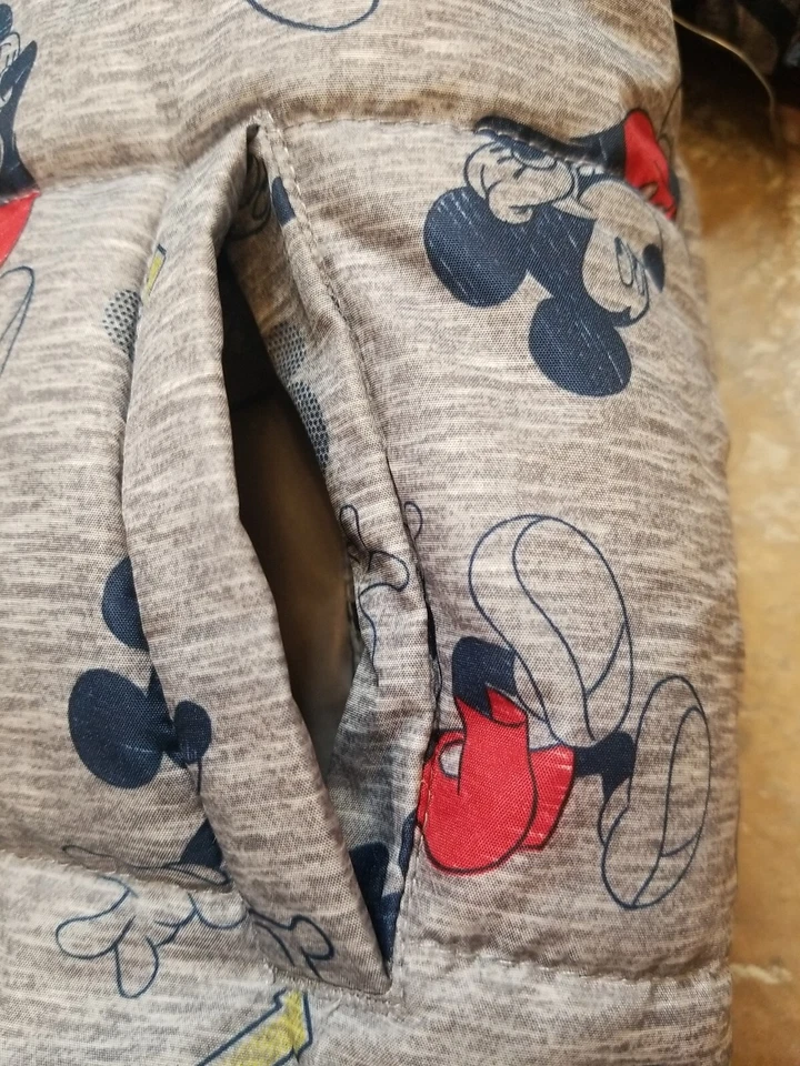 Abrigo acolchado con capucha Disney Junior Mickey Mouse - Invierno - Talla 3T - Niños Usado en Excelente Condición Foto 4 de 4