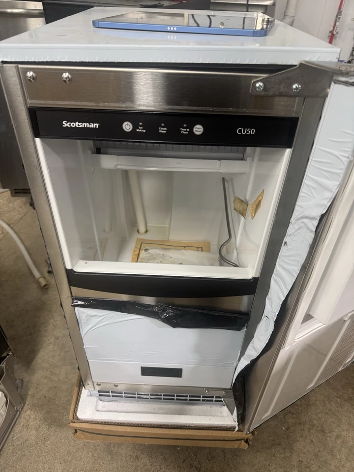 Scotsman CU50PA1 64 lb. Máquina de hielo comercial bajo encimera gourmet de 15" de ancho Foto 4 de 4