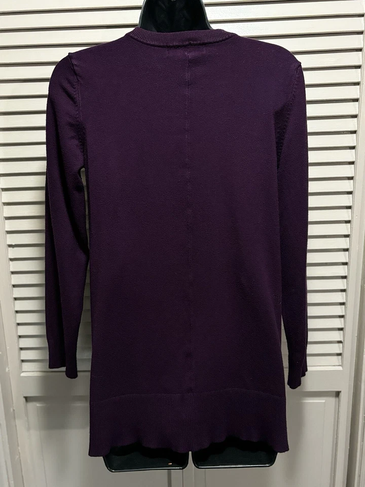 Suéter DKNY Jens Púrpura Cuello en V Manga Larga Talla Grande Dobladillo Acanalado Fluido Foto 4 de 4