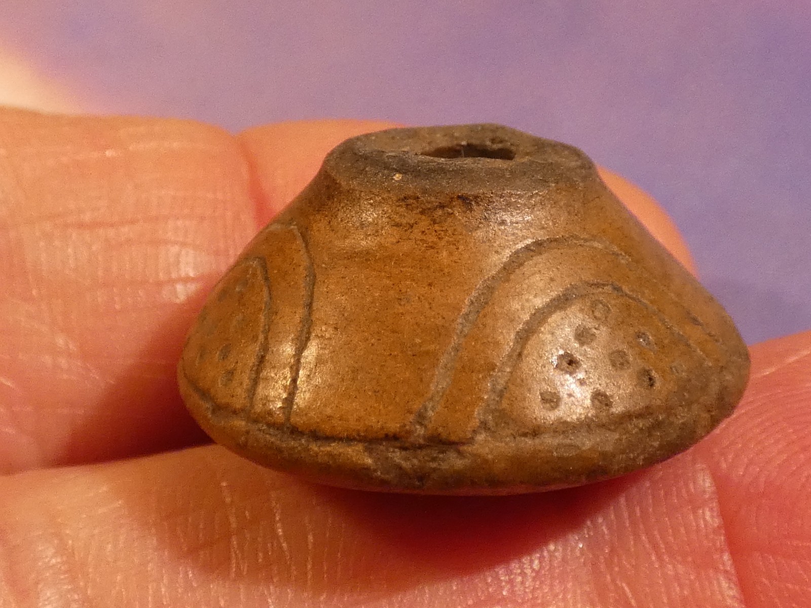 ANCIENT PRECOLUMBIAN PERUVIAN DETAILED SCULPTED CERAMIC WHORL CENTERPIECE BEAD