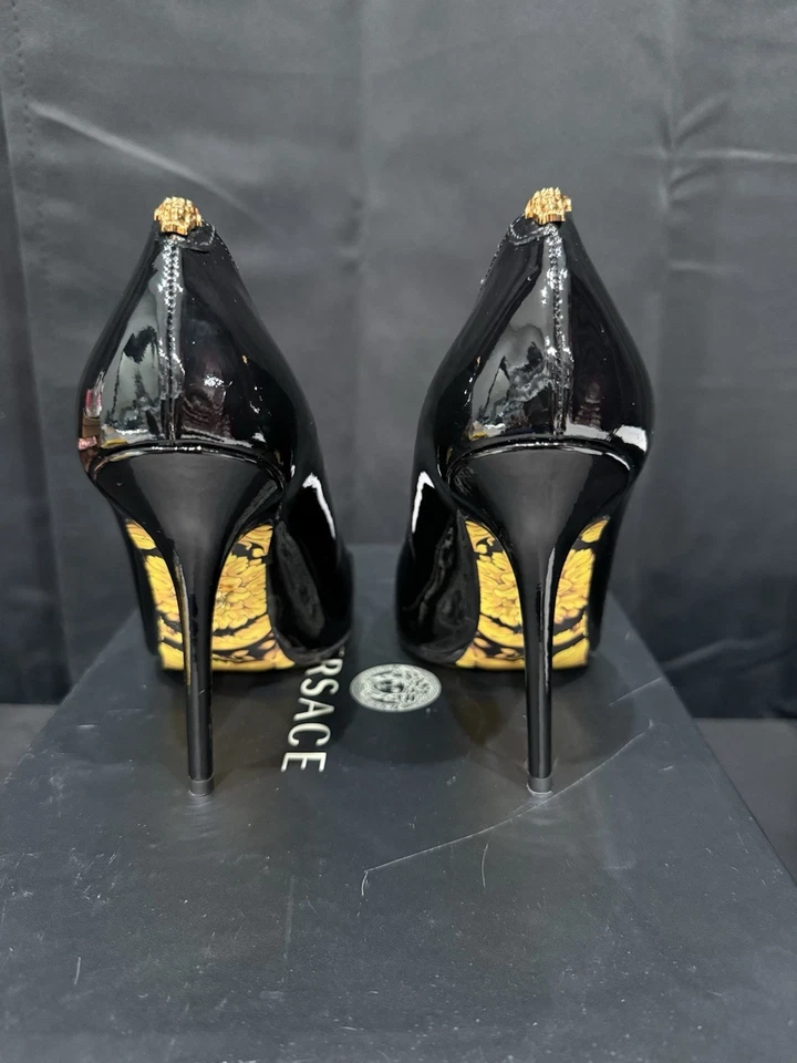 Zapatos de salón Versace de charol negro, talla 36,5 EU/6,5 US Foto 3 de 4