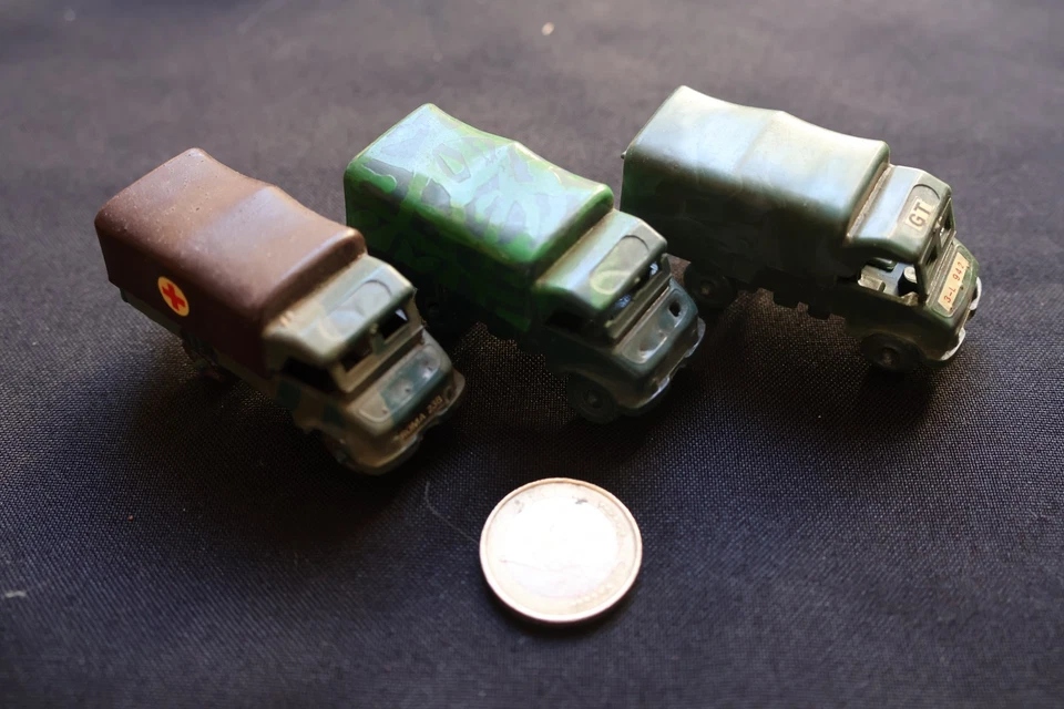 lot de 3 camions Mercedes militaires miniatures en plastique - Photo 1/4