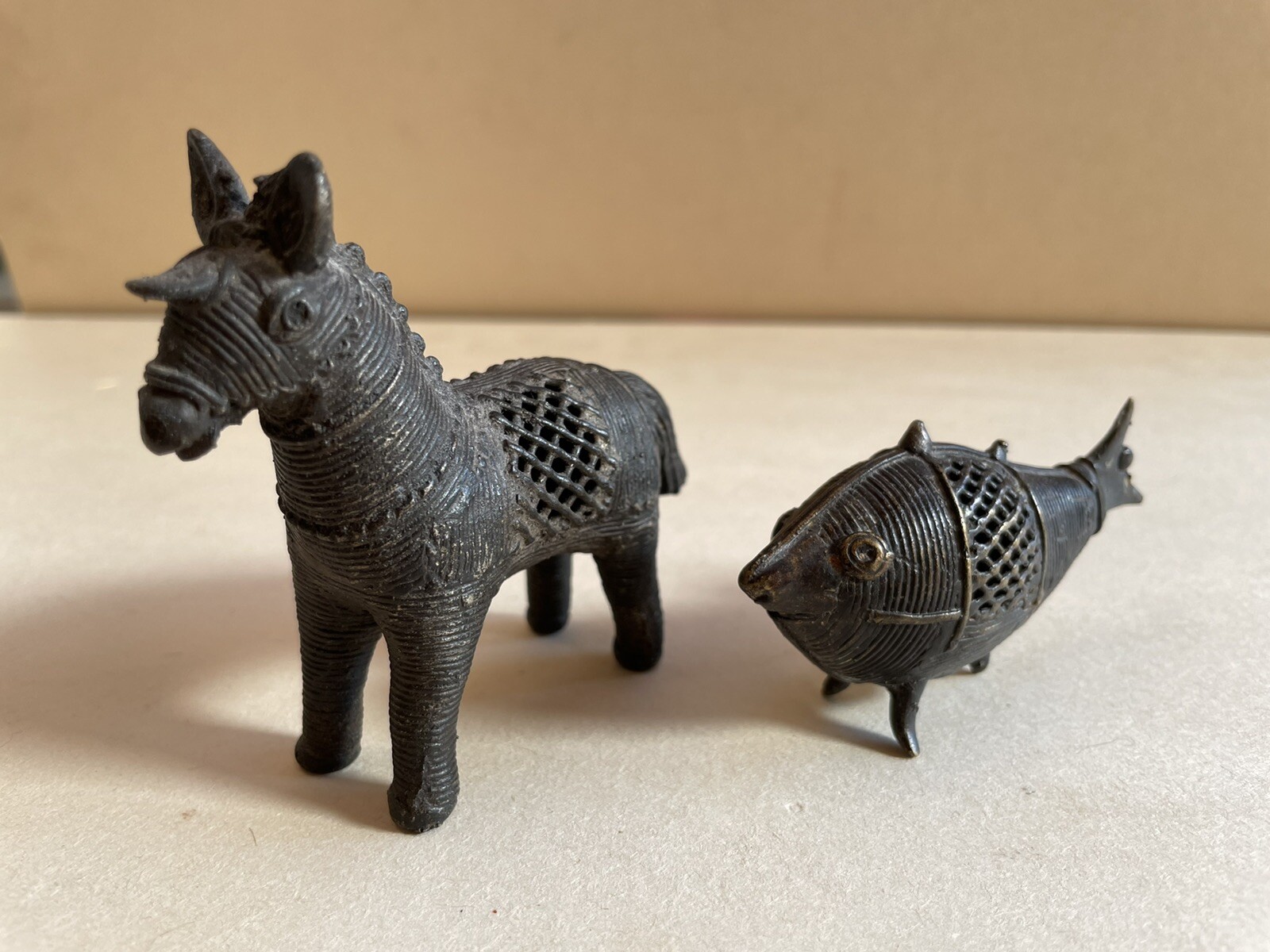 antik Figuren Esel Fisch asiatisch verm. Südostasien