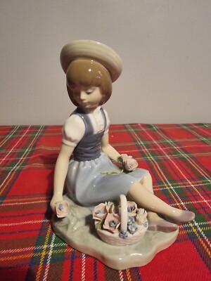 LLADRO Figur - Mädchen mit Hut gesessen Blumen pflücken Top Zustand