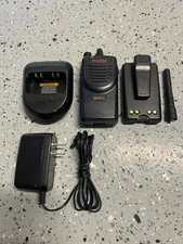 Motorola MagOne BPR40 VHF 150-174 Mhz 5W 8Ch AAH84KDS8AA1AN w/ Accessories