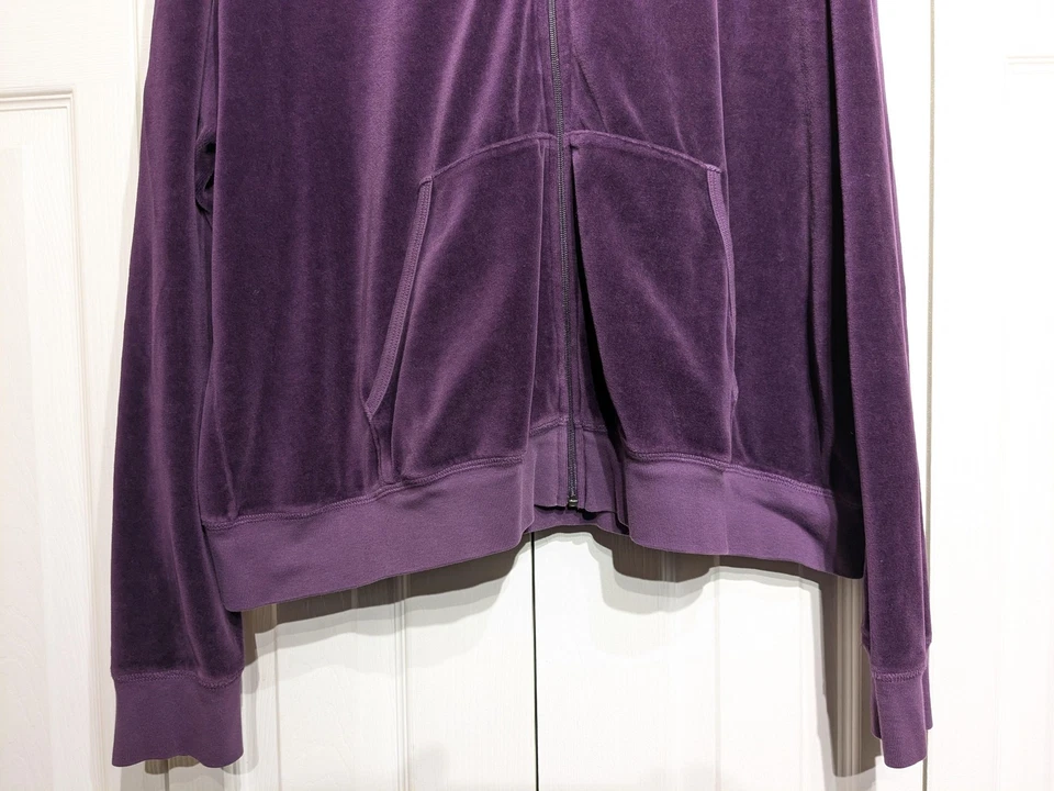 Chaqueta con Capucha Juicy Couture De Colección para Mujer 2X Púrpura Terciopelo Cremallera Cresta Dorada Gráfico Foto 3 de 4