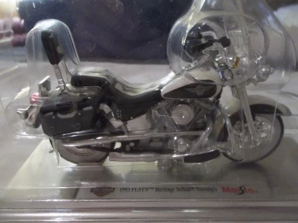 Avon 2001 H-D 1993 FLSTN Heritage Softail Nostalgia 1:18 Die Cast Foto 2 de 4