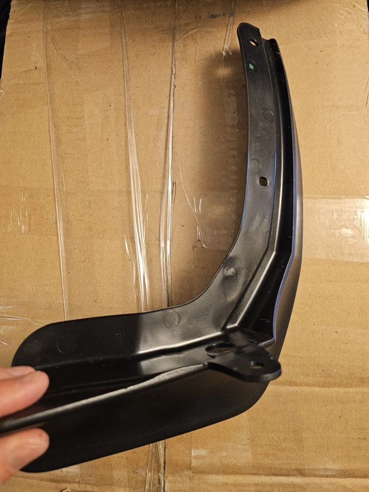 1xNEW GENUINE SKODA OCTAVIA A8 REAR MUD FLAP O/S RIGHT 5E3 821 822 9B9 5E3821822 - Image 4 of 4